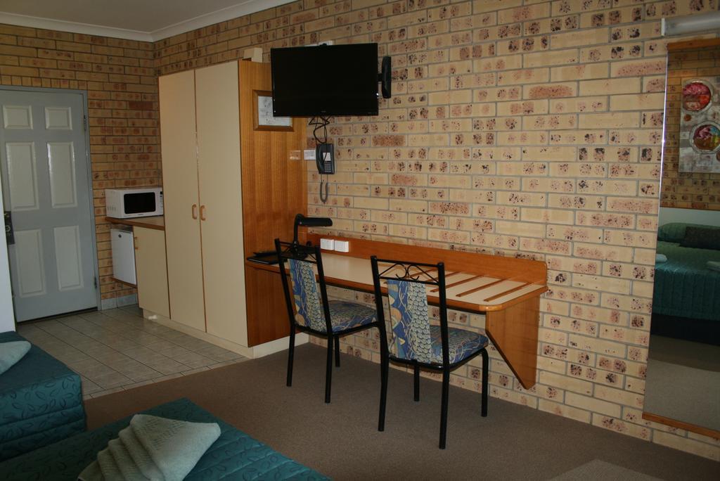 Mulga Country Motor Inn Charleville Room photo