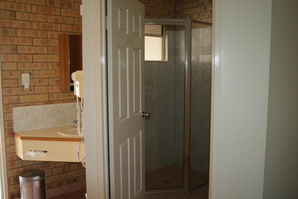 Mulga Country Motor Inn Charleville Room photo