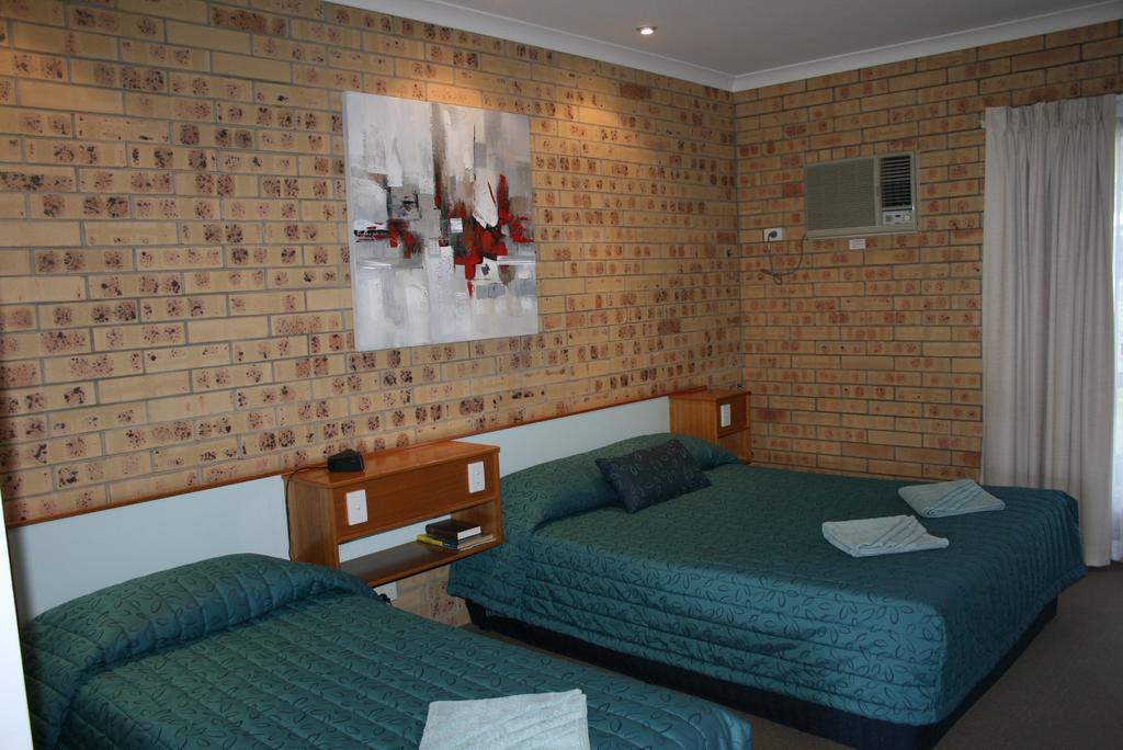 Mulga Country Motor Inn Charleville Room photo