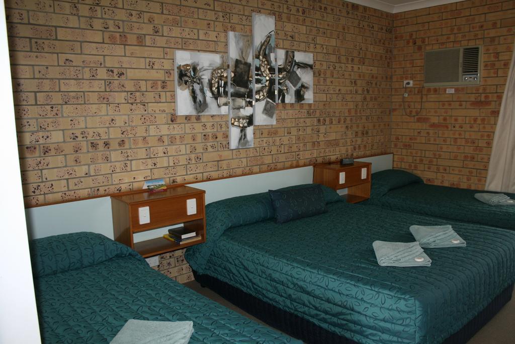 Mulga Country Motor Inn Charleville Room photo